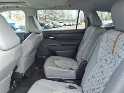 2022 Toyota Highlander Hybrid Bronze Edition AWD (Natl)